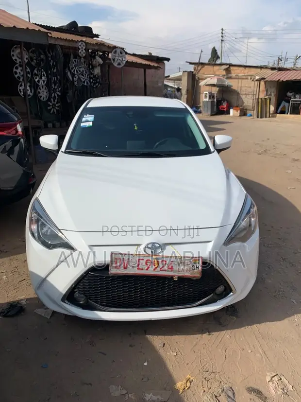 2019 Toyota Yaris White - 1