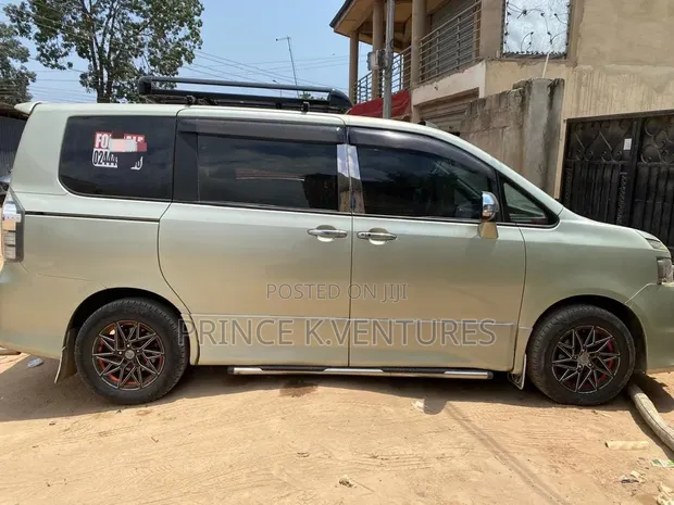 Toyota Voxy V 2WD 8-Seater 2013 Beige - 1