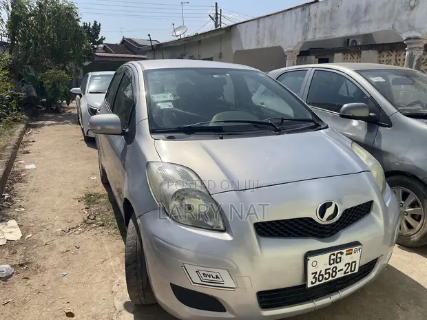 Toyota Vitz 1.0 FWD 3dr 2010 Silver - 1