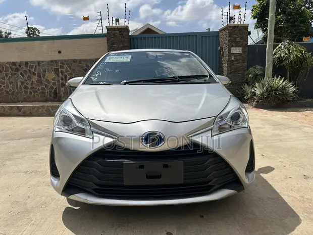 Toyota Vitz 1.5 FWD Hybrid 5dr 2017 Silver - 1