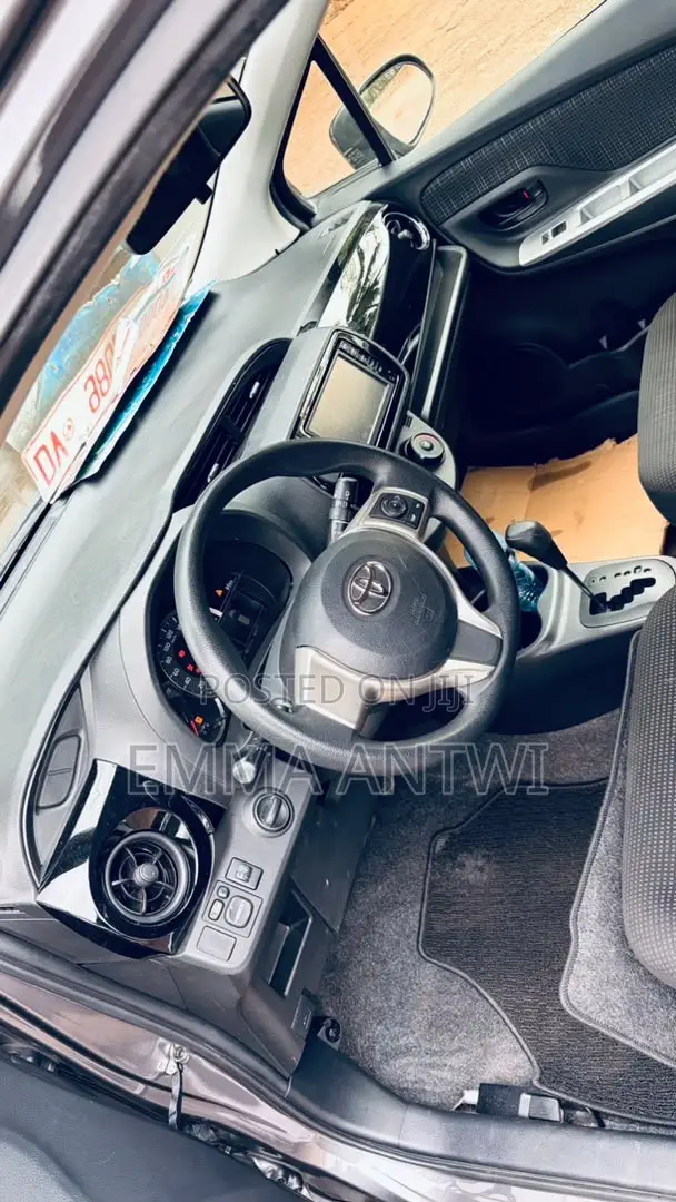 Toyota Vitz 1.3 FWD 5dr 2015 Black - 1