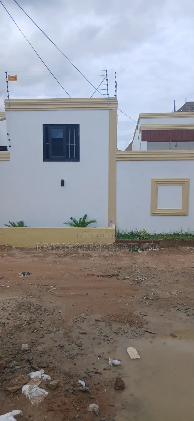 4 Bedroom Mansion in De-Icons Real Estate, Kasoa - 1