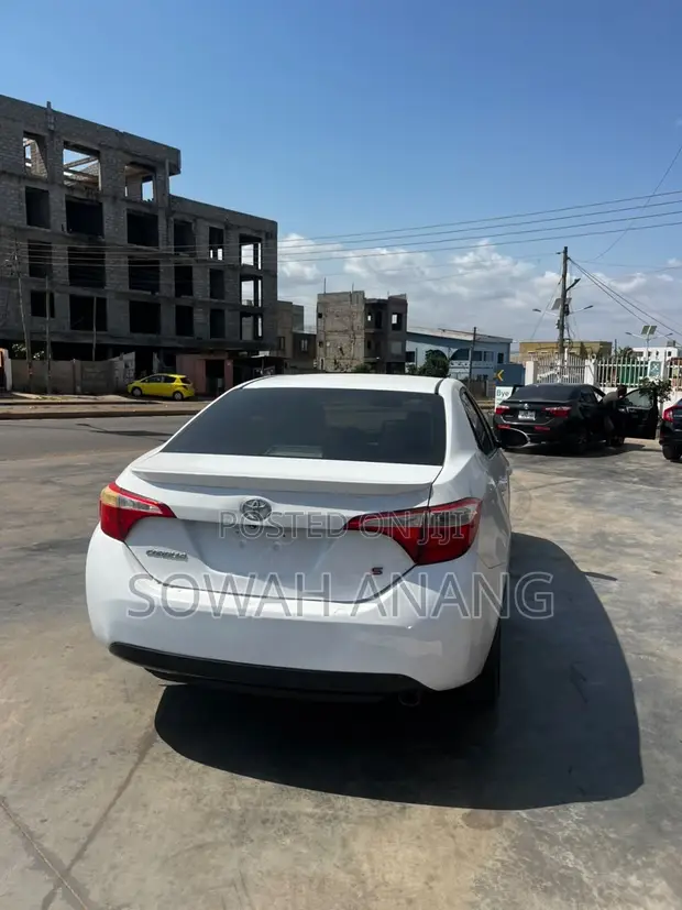 Toyota Corolla 2017 White - 1