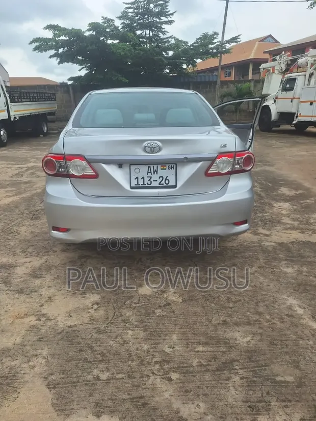 Toyota Corolla 2013 Silver - 1