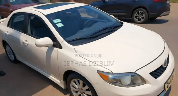 Toyota Corolla 2010 White - 1