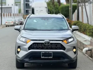 Toyota RAV4 XLE 2021 Silver