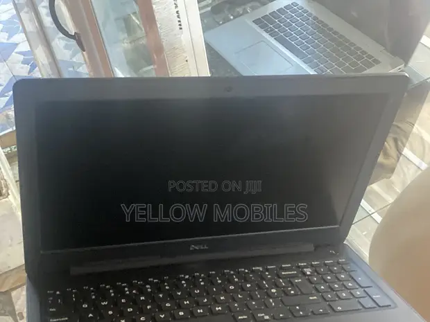 Dell Latitude 3590 Laptop - 8GB RAM, 256GB SSD - 1