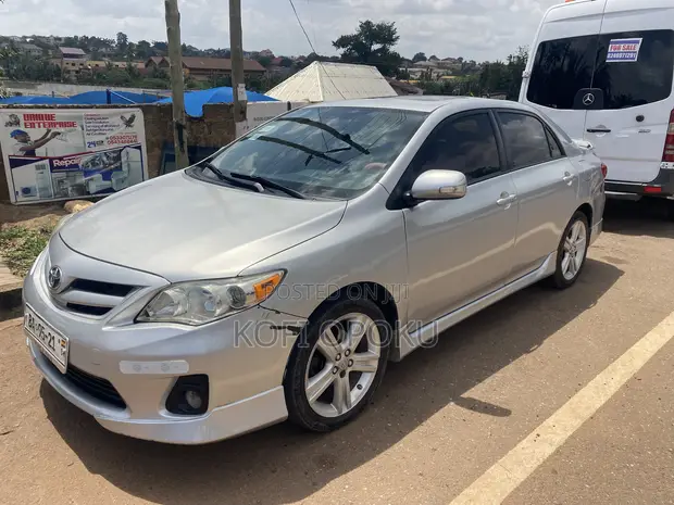 Toyota Corolla 2013 Silver - 1