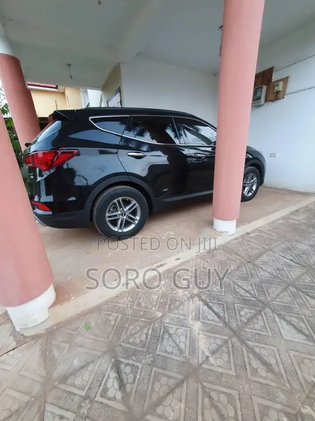 Hyundai Santa Fe 2018 Black - 1