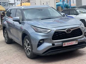 2022 Toyota Highlander XLE Silver