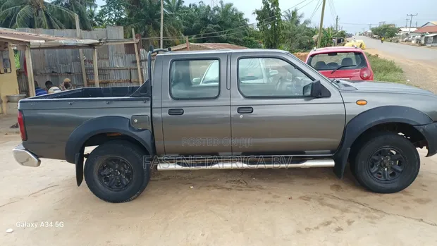 Nissan Hardbody 2012 Gray - 1