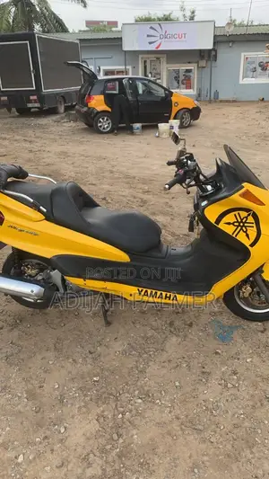 Yamaha Majesty 2024 Scooter - Yellow