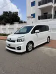 Toyota Voxy X 2WD 8-Seater 2012 White - 1