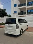 Toyota Voxy X 2WD 8-Seater 2012 White - 5