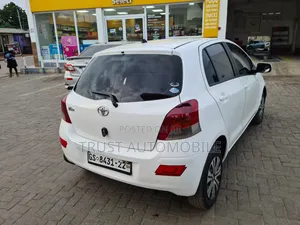 Toyota Vitz 2009 - Off White